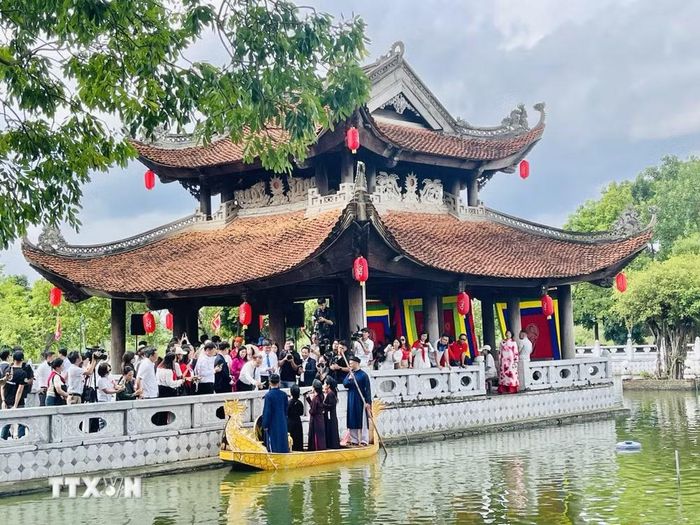 Tiết mục biểu diễn quan họ Bắc Ninh tại đền Đô. (Ảnh: Tuyết Mai/TTXVN)