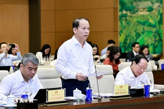 Bộ trưởng Bộ Tư pháp Hoàng Thanh Tùng thuyết trình về nội dung cơ bản của dự thảo. (Ảnh: Doãn Tấn/TTXVN)