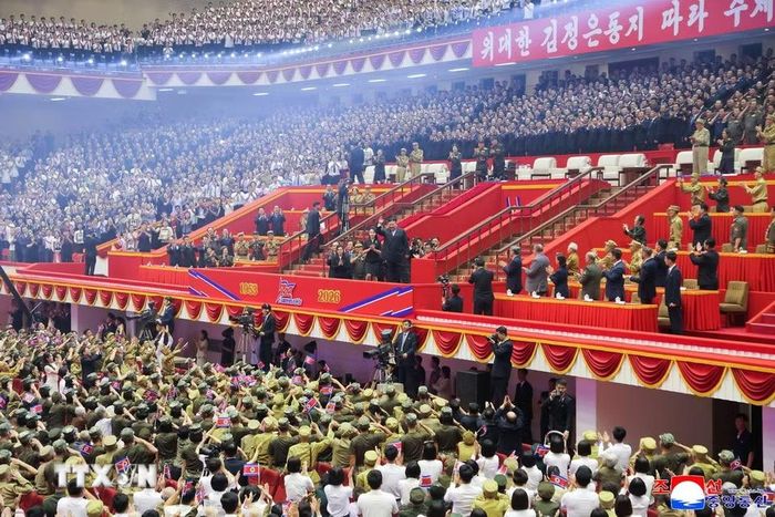Nhà lãnh đạo Triều Tiên Kim Jong Un tham dự chương trình biểu diễn nghệ thuật kỷ niệm 73 năm Ngày Chiến thắng tại Bình Nhưỡng ngày 27/7/2026. (Ảnh: Yonhap/TTXVN phát)