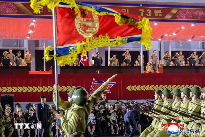 Nhà lãnh đạo Triều Tiên Kim Jong Un cùng các quan chức cấp cao tham dự lễ diễu hành kỷ niệm 73 năm Ngày Chiến thắng tại Bình Nhưỡng ngày 27/7/2026. (Ảnh: Yonhap/TTXVN phát)