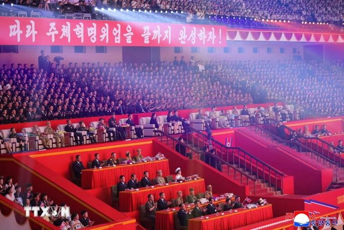 Nhà lãnh đạo Triều Tiên Kim Jong Un cùng các quan chức cấp cao tham dự chương trình biểu diễn nghệ thuật kỷ niệm 73 năm Ngày Chiến thắng tại Bình Nhưỡng ngày 27/7/2026. (Ảnh: Yonhap/TTXVN phát)