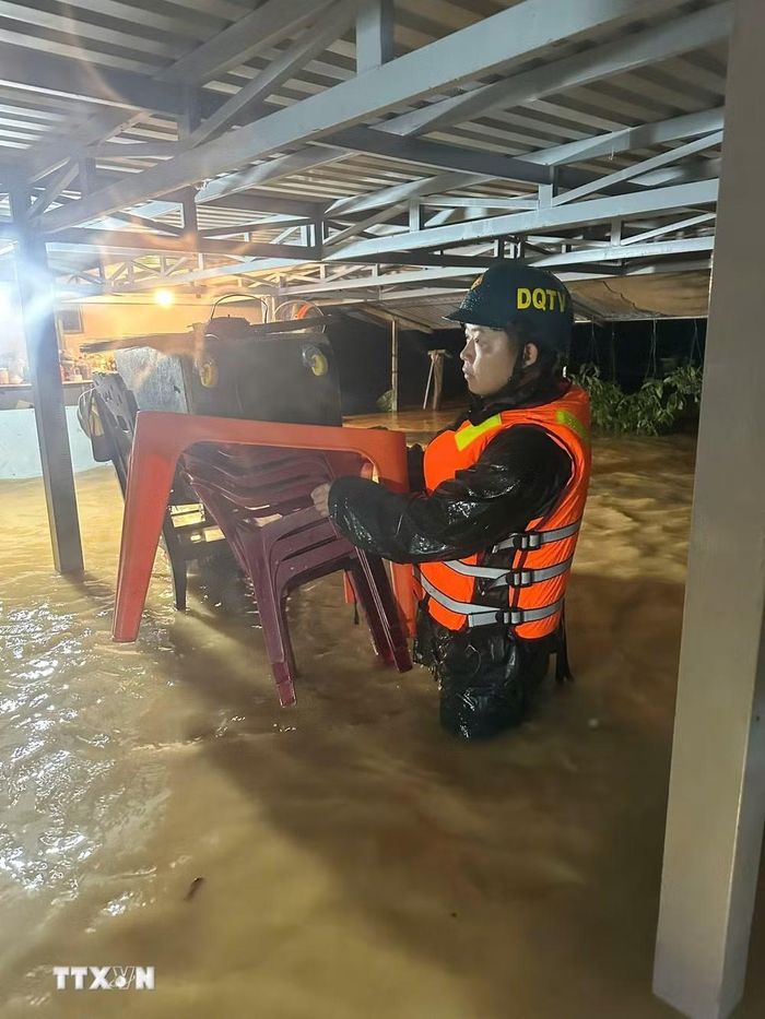 Các lực lượng quân sự, công an, dân quân và đoàn viên thanh niên tham gia cứu hộ, hỗ trợ người dân ứng phó với ngập lụt, bảo đảm an toàn tính mạng và tài sản. (Ảnh: TTXVN phát)