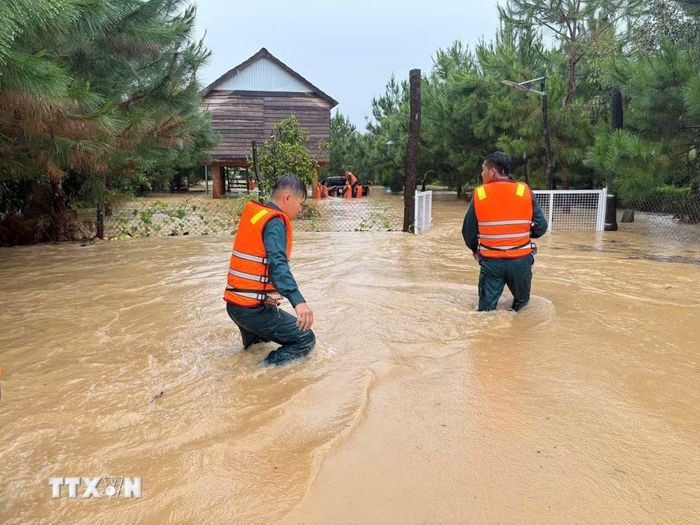 Mưa lớn khiến nước sông Đại Bình (qua phường B'Lao, tỉnh Lâm Đồng) dâng cao gây ngập nặng. (Ảnh: TTXVN phát)