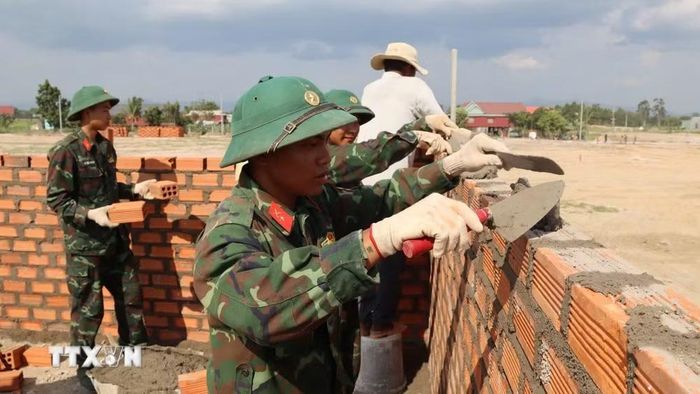 Lực lượng quân đội hỗ trợ đẩy nhanh tiến độ xây dựng tại khu tái định cư xã Ia Hiao, tỉnh Gia Lai. (Ảnh: Hoài Nam/TTXVN)