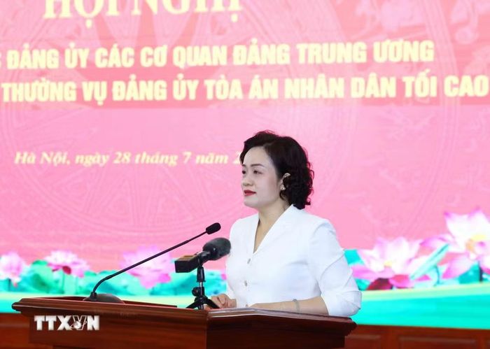 Đồng chí Nguyễn Hải Trâm, Ủy viên Trung ương Đảng, Phó Bí thư Thường trực Đảng ủy, Phó Chánh án Tòa án Nhân dân Tối cao trình bày báo cáo tại hội nghị. (Ảnh: Phương Hoa/TTXVN)