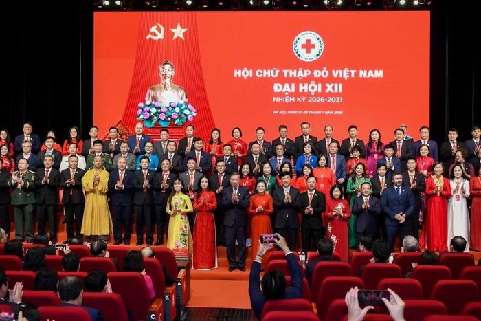 Tổng Bí thư, Chủ tịch nước Tô Lâm và các đại biểu chụp ảnh chung với Ban Chấp hành Hội Chữ thập đỏ Việt Nam khóa XII. (Ảnh: Phan Phương/TTXVN)