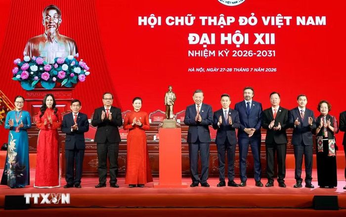 Tổng Bí thư, Chủ tịch nước Tô Lâm tặng bức tượng Chủ tịch Hồ Chí Minh cho Hội Chữ thập Đỏ Việt Nam. (Ảnh: Thống Nhất/TTXVN)