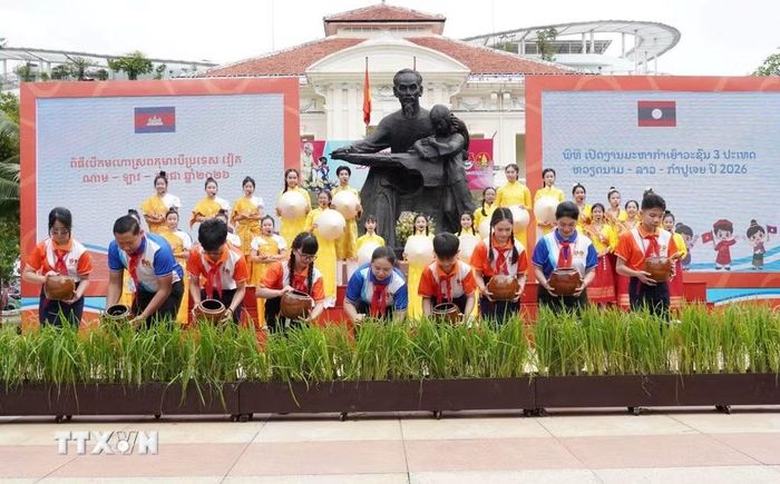 Nghi thức tưới nước ruộng lúa khai mạc Liên hoan Thiếu nhi 3 nước Việt Nam-Lào-Campuchia năm 2026. (Ảnh: Trung Tuyến/TTXVN)