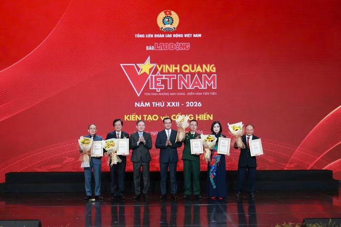 Vinh danh 5 cá nhân đã có những thành tích xuất sắc. (Ảnh: PV/Vietnam+)