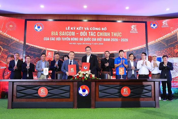Tổng thư ký VFF Nguyễn Văn Phú và Tổng giám đốc SABECO Lester Tan Teck Chuan thực hiện nghi thức ký kết Bia Saigon trở thành Nhà tài trợ chính cho các Đội tuyển Bóng đá Quốc gia Việt Nam. (Ảnh: VFF)