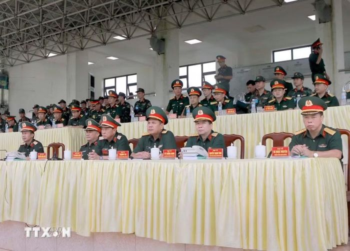 Lãnh đạo Quân khu 2 và các đại biểu theo dõi cuộc diễn tập chiến thuật có thực hành bắn đạn thật của Sư đoàn 304. (Ảnh: Hoàng Hùng/TTXVN)