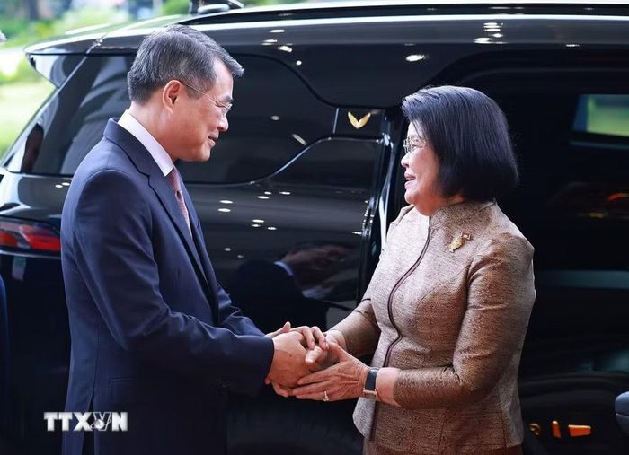 Thủ tướng Lê Minh Hưng hội kiến Chủ tịch Quốc hội Campuchia Samdech Khuon Sudary. (Ảnh: Dương Giang/TTXVN)