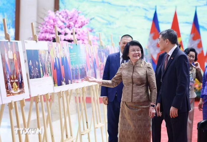 Thủ tướng Lê Minh Hưng và Chủ tịch Quốc hội Campuchia Samdech Khuon Sudary tham quan trưng bày ảnh về quan hệ hợp tác giữa hai nước do Thông tấn xã Việt Nam thực hiện. (Ảnh: Dương Giang/TTXVN)