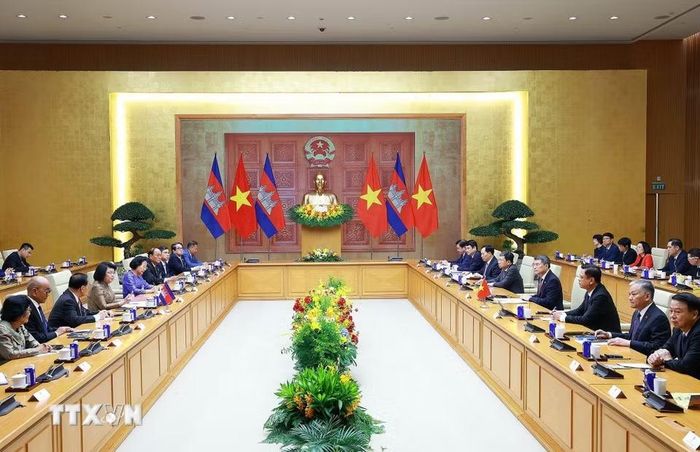 Thủ tướng Lê Minh Hưng hội kiến Chủ tịch Quốc hội Campuchia Samdech Khuon Sudary. (Ảnh: Dương Giang/TTXVN)
