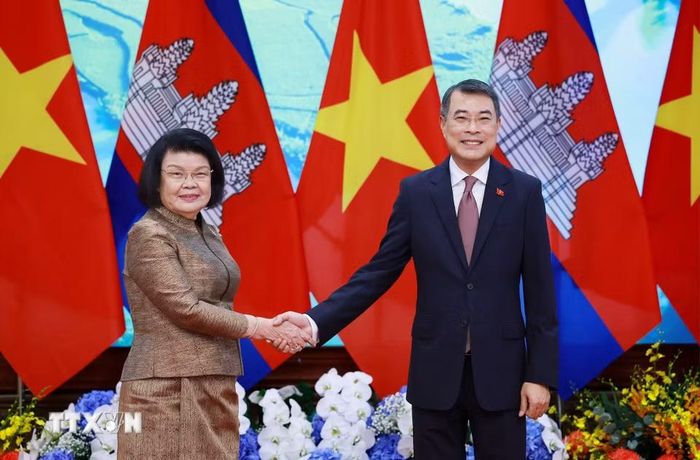 Thủ tướng Lê Minh Hưng hội kiến Chủ tịch Quốc hội Campuchia Samdech Khuon Sudary. (Ảnh: Dương Giang/TTXVN)