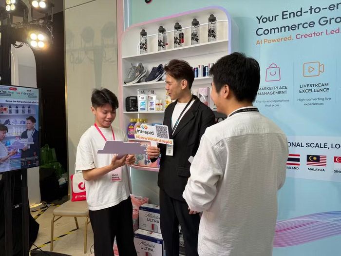 Đại diện Intrepid Việt Nam ( giữa) giao lưu với đối tác trong hệ sinh thái TikTok Shop tại sự kiện. (Ảnh: PV/Vietnam+)