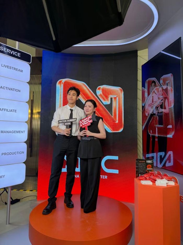 Bà Nina Nguyễn, CEO của NEC - Nina Ecom Center giới thiệu công nghệ livestream ngay tại sự kiện. (Ảnh: PV/Vietnam+)