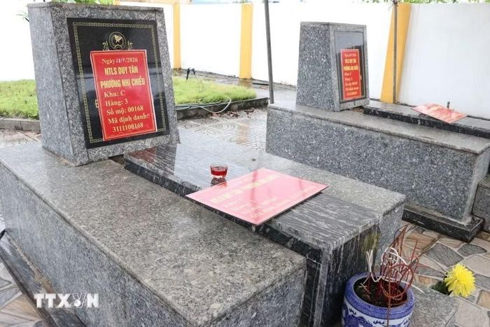 Việc mã hóa các phần mộ được thực hiện cẩn thận trước khi tiến hành khai quật lấy mẫu sinh phẩm. (Ảnh: Mạnh Minh/TTXVN)