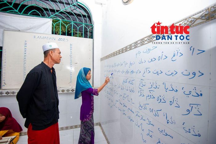 Nhiều năm nay, bà con người Chăm Islam ở TP Hồ Chí Minh vẫn duy trì việc truyền dạy ngôn ngữ Chăm cho thế hệ trẻ.