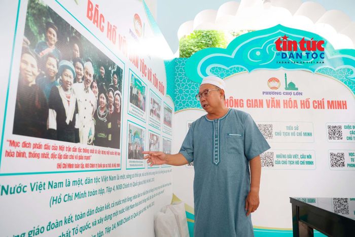 Ông M. Mohamed Amine, Chánh Văn phòng Ban Đại diện Cộng đồng Hồi giáo TP Hồ Chí Minh, Trưởng Ban Quản trị Thánh đường Masjid Al Jamia’ (phường Chợ Lớn) giới thiệu các hình ảnh Bác Hồ với đồng bào dân tộc tại không gian văn hóa Hồ Chí Minh khánh thành dịp 50 năm Thành phố mang tên Bác tại Thánh đường Masjid Al Jamia’ (phường Chợ Lớn).