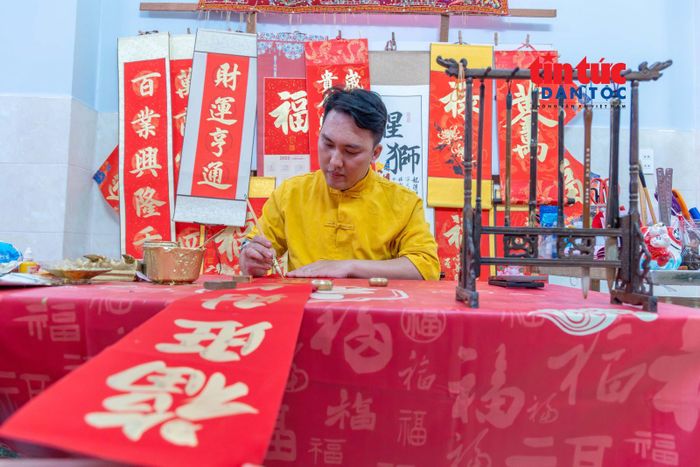 Nghệ nhân Lương Triều Minh (phường Chợ Lớn, TP Hồ Chí Minh) là đời thứ 3 viết liễn xuân thư pháp chữ Hoa, cửa hàng đã tồn tại ở khu Chợ Lớn được hơn 66 năm.