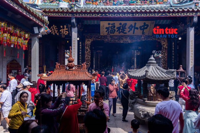 Đối với cộng đồng người Hoa, các hội quán không chỉ là nơi sinh hoạt tín ngưỡng, mà còn là không gian lưu giữ những giá trị văn hóa truyền thống, kết nối cộng đồng qua nhiều thế hệ.