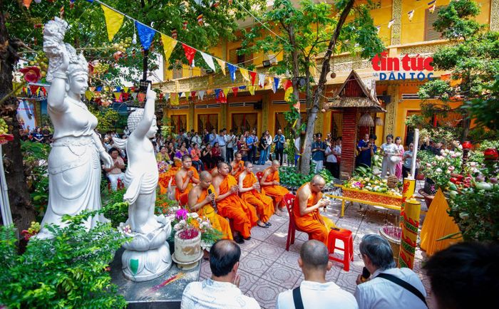 Các Chư Tăng thực hiện nghi thức đón mừng Chư Thiên đón mừng Tết cổ truyền Chôl Chnăm Thmây 2026 tại chùa Candaransi, phường Xuân Hòa, TP Hồ Chí Minh.
