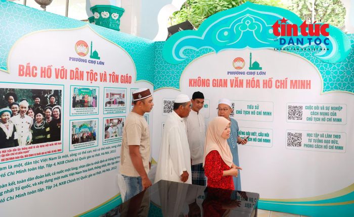 Bà con người Chăm Islam tham quan, thưởng lãm các hình ảnh trưng bày tại không gian văn hóa Hồ Chí Minh khánh thành dịp 50 năm Thành phố mang tên Bác tại Thánh đường Masjid Al Jamia’ (phường Chợ Lớn).