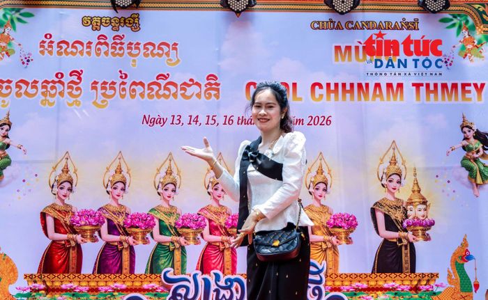 Chị Thạch Thị Chanh Đa, người Khmer đến từ Tây Ninh hân hoang khi tham dự đón năm mới tại chùa Candaransi, phường Xuân Hòa, TP Hồ Chí Minh.