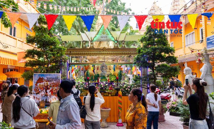 Bà con Khmer đang sinh sống và làm việc tại TP Hồ Chí Minh đến chùa lễ phật vào dịp Tết cổ truyền Chôl Chnăm Thmây 2026.