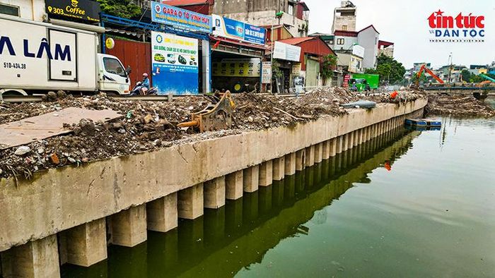 Một đoạn cừ dự ứng lực và dầm mũ đã cơ bản hoàn thành bên bờ sông Kim Ngưu.