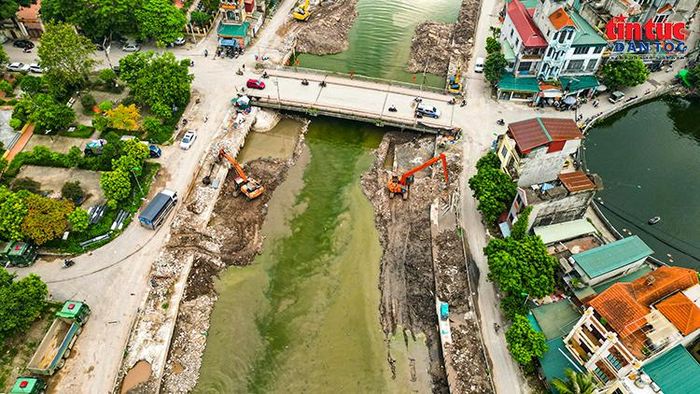 Nhiều mũi thi công được triển khai đồng thời tại khu vực cầu bắc qua sông Kim Ngưu.