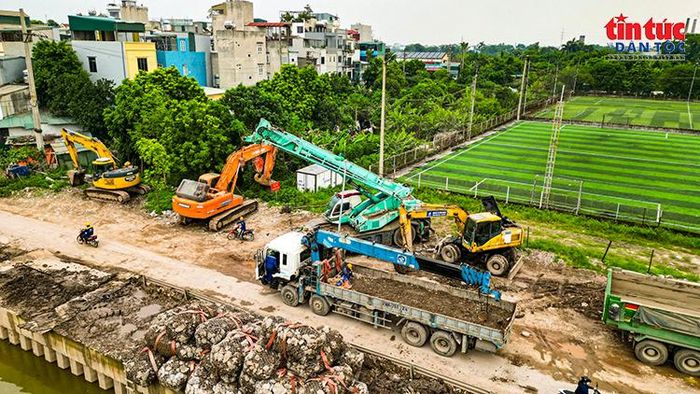Các thiết bị chuyên dụng được tập kết để thi công cừ và gia cố bờ sông.