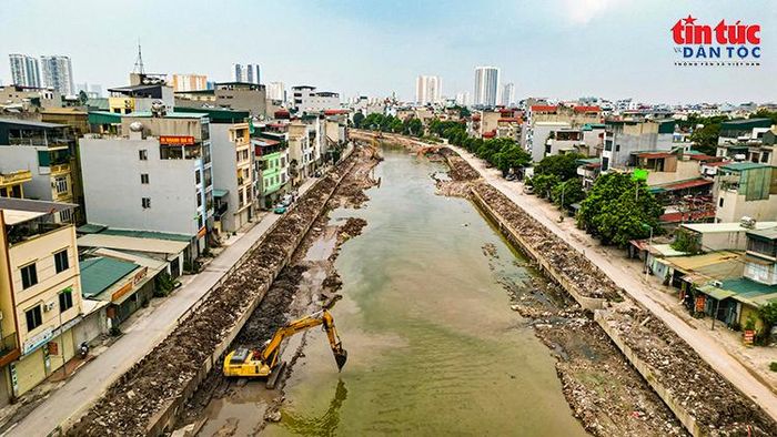 Toàn cảnh công trường cải tạo tuyến hạ lưu sông Kim Ngưu với nhiều đoạn bờ sông đã được đào mở để triển khai các hạng mục.