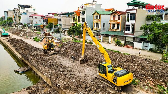 Các nhà thầu tập trung xử lý nền đất và hoàn thiện kết cấu bờ sông.