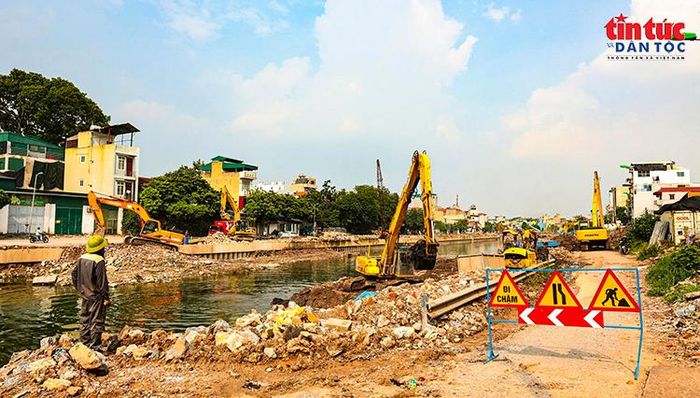 Công trường cải tạo hạ lưu sông Kim Ngưu được tổ chức thi công trong điều kiện vừa bảo đảm dòng chảy, vừa duy trì giao thông ven sông.