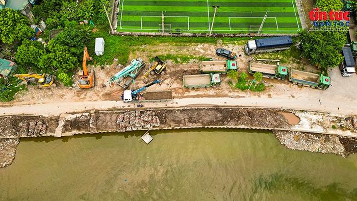 Máy móc, xe tải và thiết bị chuyên dụng được huy động phục vụ thi công dự án.
