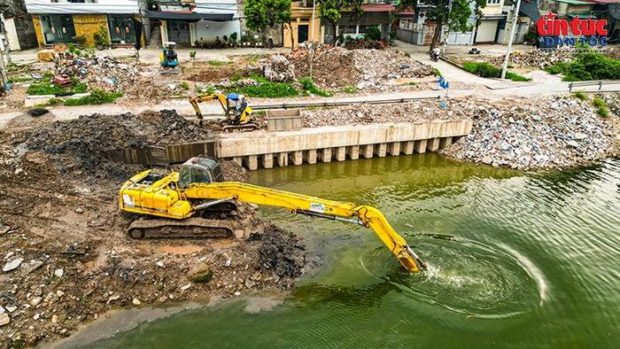 Máy xúc nạo vét lòng sông, khơi thông dòng chảy trên tuyến hạ lưu sông Kim Ngưu.
