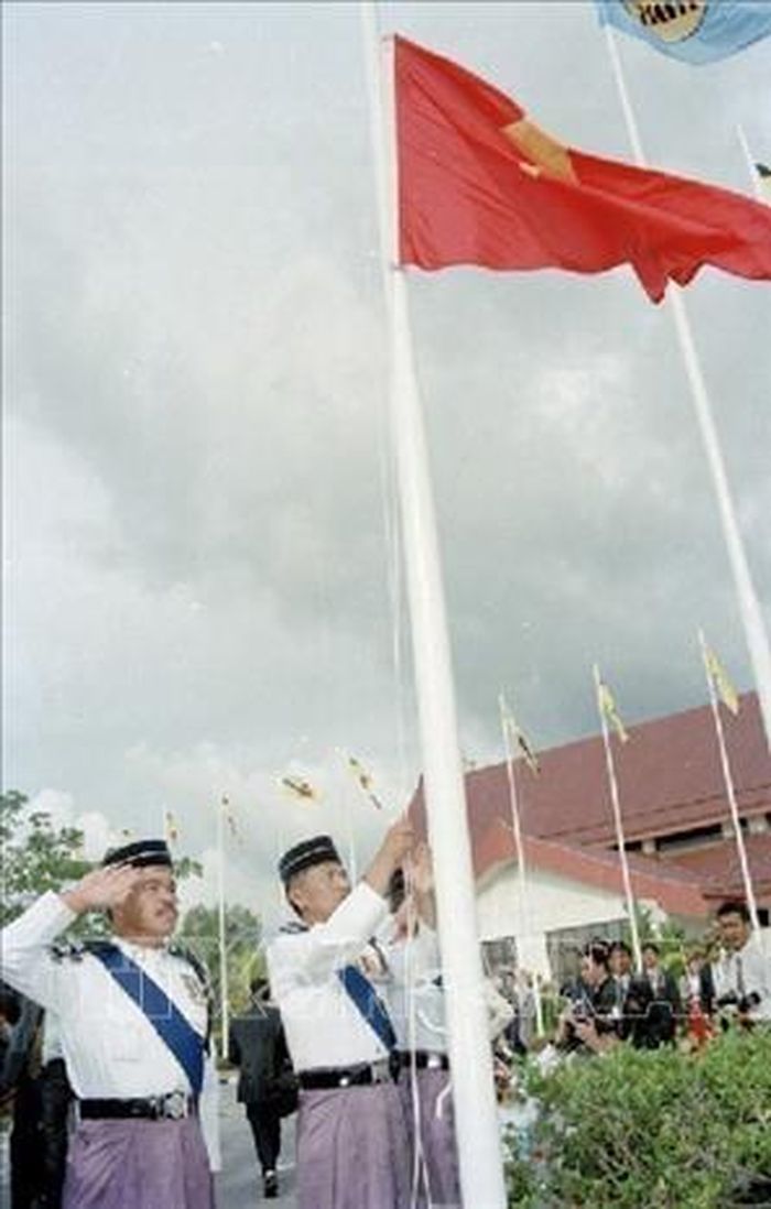 Nghi thức thượng cờ tại Lễ kết nạp Việt Nam là thành viên chính thức thứ bảy của Hiệp hội các Quốc gia Đông Nam Á (ASEAN), chiều 28/7/1995, tại Thủ đô Bandar Seri Begawan (Brunei). Ảnh: Trần Sơn/TTXVN