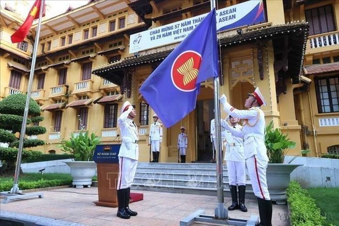 Nghi thức thượng cờ ASEAN nhân dịp kỷ niệm 57 năm thành lập ASEAN tại Hà Nội (8/2024). Ảnh: An Đăng/TTXVN