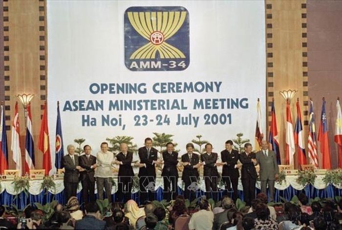 Trưởng đoàn các nước dự Khai mạc Hội nghị Bộ trưởng Ngoại giao ASEAN lần thứ 34 (AMM 34), tổ chức tại Hà Nội trong các ngày 23-24/7/2001. Ảnh: Minh Điền/TTXVN