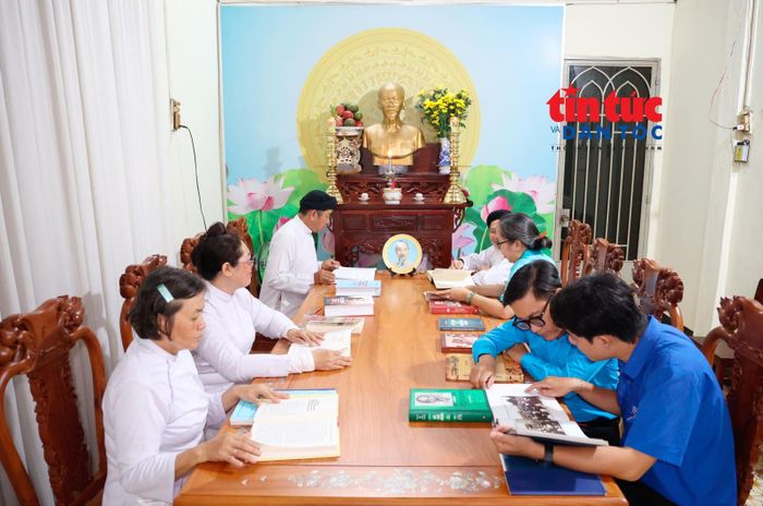 Thánh thất Cao đài Bình Hòa (phường Bình Thạnh) vừa là nơi tu đạo, vừa là nơi thực hành học tập về những triết lý, tư tưởng của Bác Hồ.