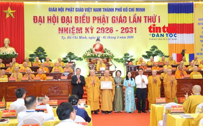 Lãnh đạo TP Hồ Chí Minh trao tặng bằng khen cho đại diện Ban trị sự Giáo hội Phật giáo Việt Nam TP Hồ Chí Minh tại Đại hội đại biểu Phật giáo TP Hồ Chí Minh lần thứ I.