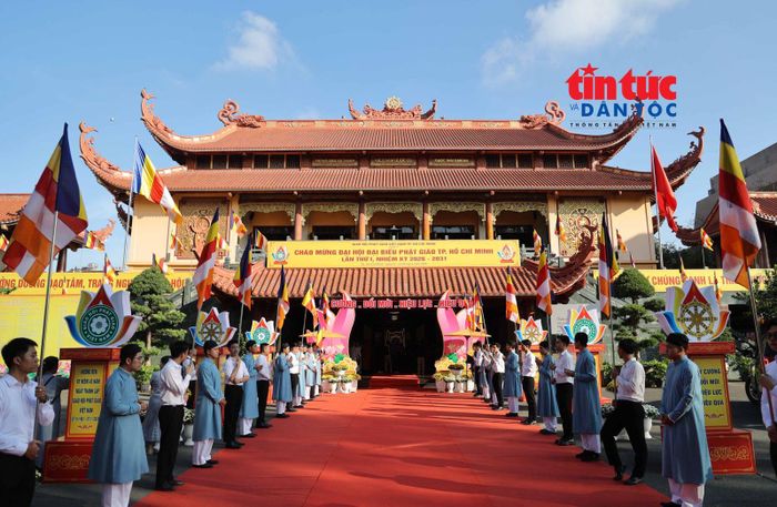 Việt Nam Quốc tự ở phường Hòa Hưng (TP Hồ Chí Minh) trang hoàng rực rỡ chào mừng Đại hội đại biểu Phật giáo TP Hồ Chí Minh lần thứ I.
