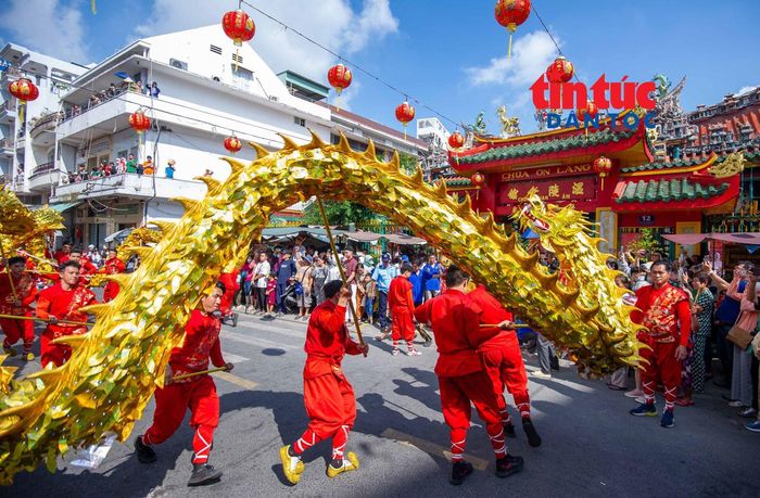 Múa rồng truyền thống của đồng bào Hoa ở Chợ Lớn dịp Lễ hội Nguyên tiêu 2026.