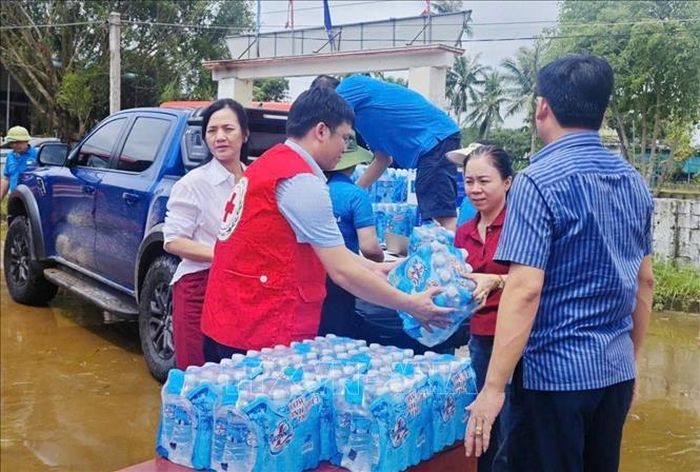 Hội Chữ thập Đỏ tỉnh Thanh Hóa hỗ trợ người dân vùng bị ảnh hưởng do bão số 10. Ảnh tư liệu: TTXVN phát