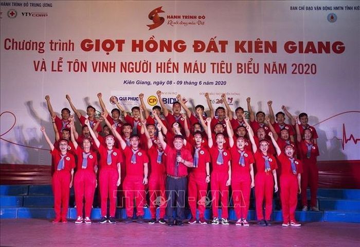 Chủ tịch Hội Chữ thập đỏ tỉnh Kiên Giang Lưu Kim Oai ra hiệu lệnh xung kích cho Đội tình nguyện viên tuyên truyền, vận động hiến máu nhân đạo tại chương trình Hành trình đỏ với chủ đề "Giọt hồng đất Kiên Giang" và Lễ tôn vinh người hiến máu tình nguyện tiêu biểu năm 2020. Ảnh: Hồng Đạt/TTXVN