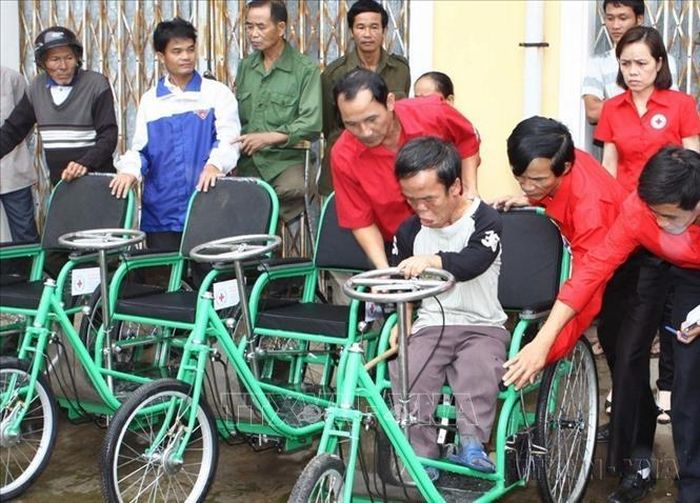 Hội Chữ thập đỏ tỉnh Quảng Trị trao tặng xe lăn, xe lắc cho người khuyết tật. Ảnh: Hồ Cầu/TTXVN