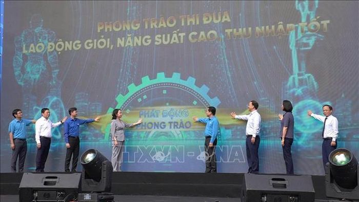 Các đại biểu thực hiện nghi thức phát động Phong trào thi đua “Lao động giỏi, năng suất cao, thu nhập tốt" tại Khu công nghiệp Thăng Long, xã Thiên Lộc (Hà Nội), sáng 7/6/2026. Ảnh: Hùng Mạnh/TTXVN