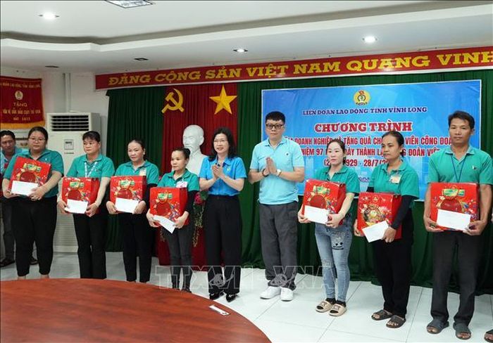 Tặng quà cho đoàn viên công đoàn có hoàn cảnh khó khăn tại Công ty TNHH BOHSING (Khu công nghiệp Hòa Phú, tỉnh Vĩnh Long). Ảnh: Phạm Minh Tuấn/TTXVN